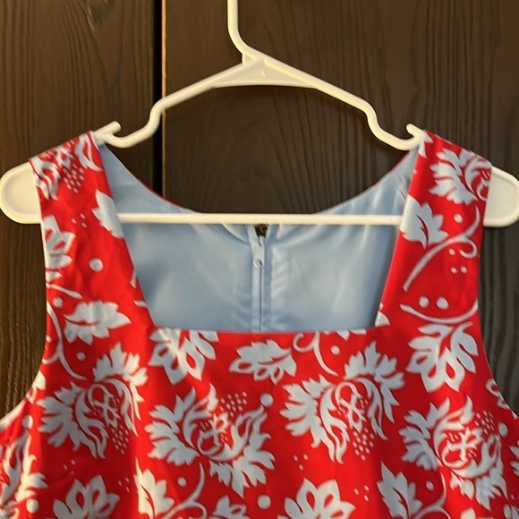 No tag sleeveless red dress with blue floral design. Size Medium - Picture 2 of 7